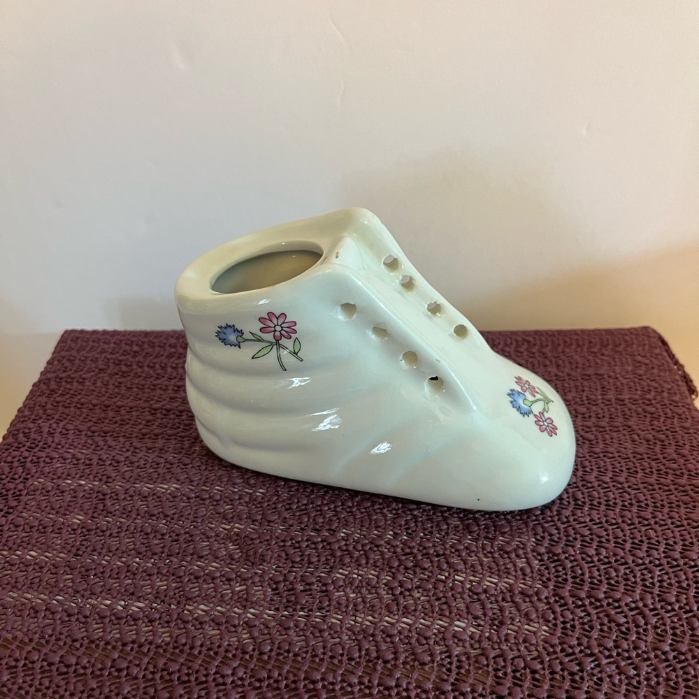 VINTAGE PORCELAIN BABY SHOE WITH PINK/BLUE FLOWERS PLACE TO PUT PHOTO PREOWNED